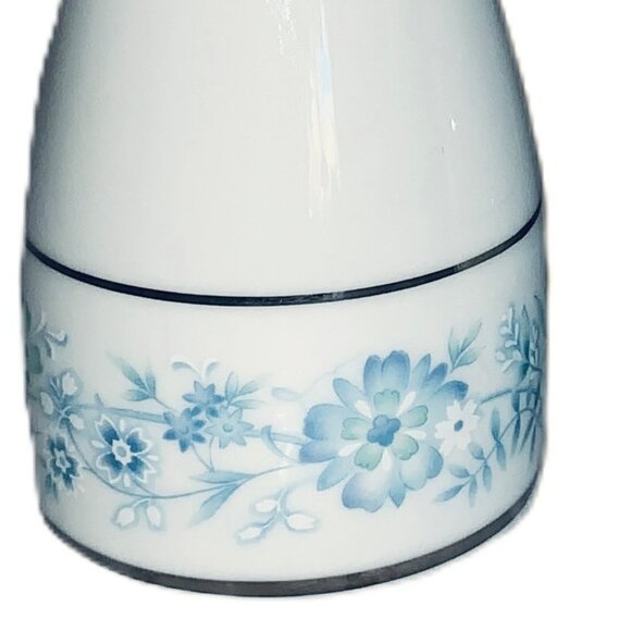 Noritake Milford Salt Pepper Shakers Vintage Japan Platinum White Floral Blue Gr - Picture 5 of 6